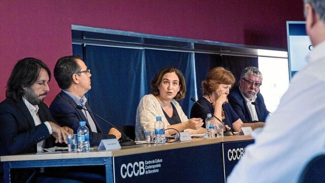 Colau durante la presentación el lunes del observatorio metropolitano de la vivienda