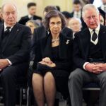 Don Juan Carlos y Doña Sofía junto al príncipe Carlos durante la ceremonia