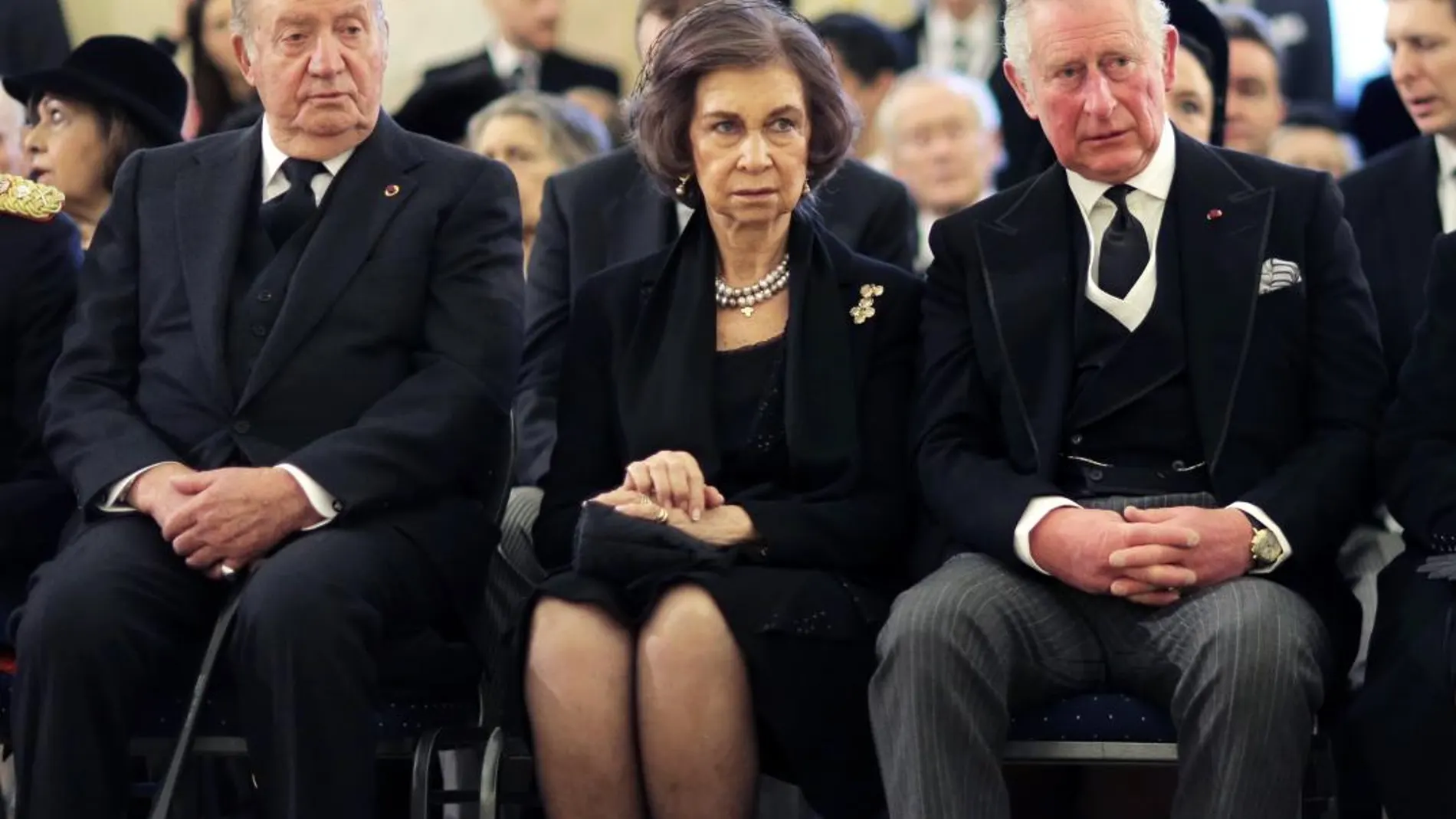 Don Juan Carlos y Doña Sofía junto al príncipe Carlos durante la ceremonia