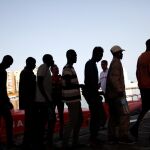 Inmigrantes interceptados en el puerto de Málaga / Foto: REUTERS/Jon Nazca