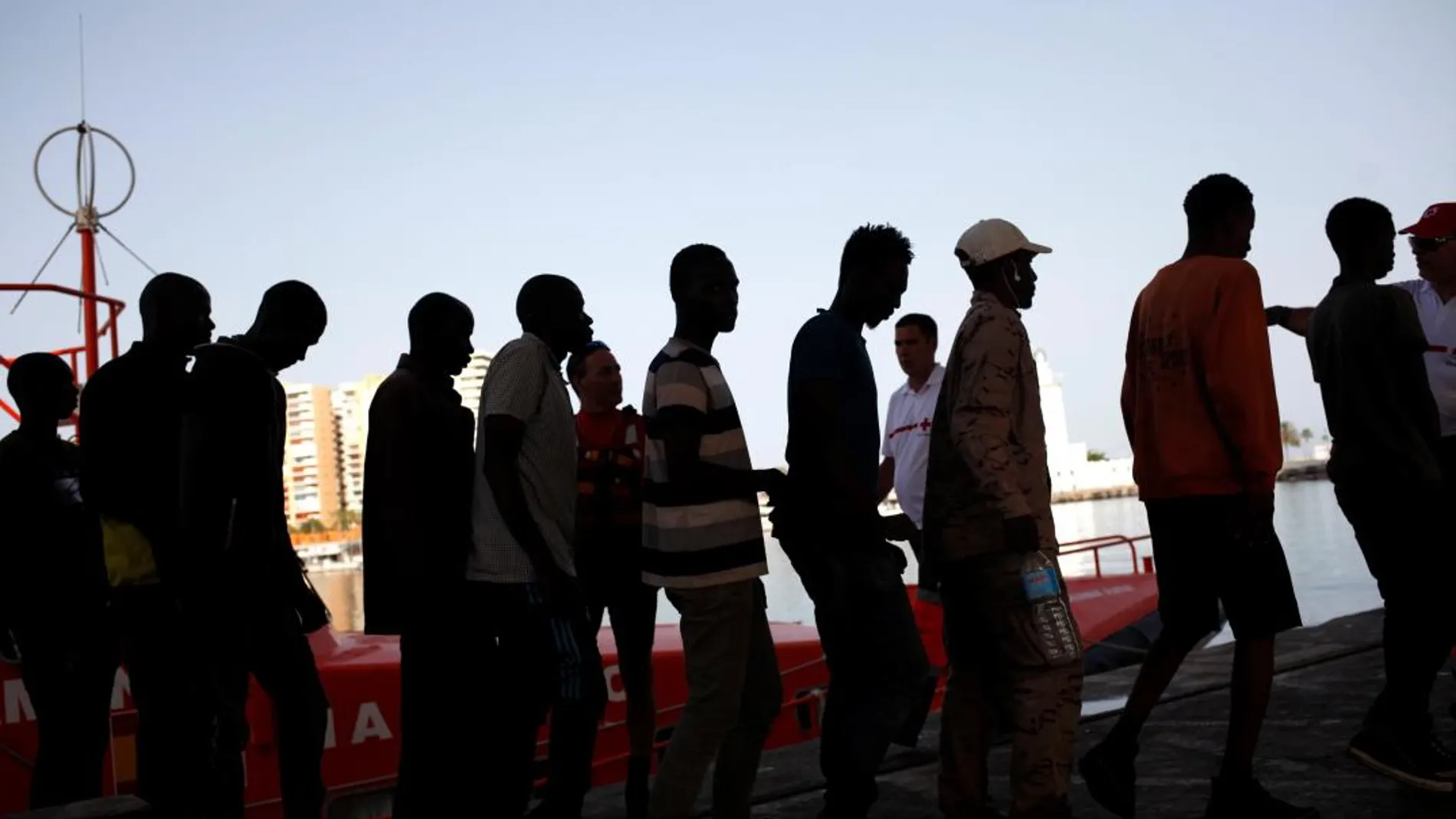 Inmigrantes interceptados en el puerto de Málaga / Foto: REUTERS/Jon Nazca