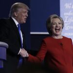 El candidato republicano a la presidencia de Estados Unidos Donald Trump y su rival demócrata Hillary Clinton