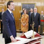 Rajoy jura su cargo en 2011, en la imagen de arriba, ante Juan Carlos I; y abajo, ayer, ante Felipe VI