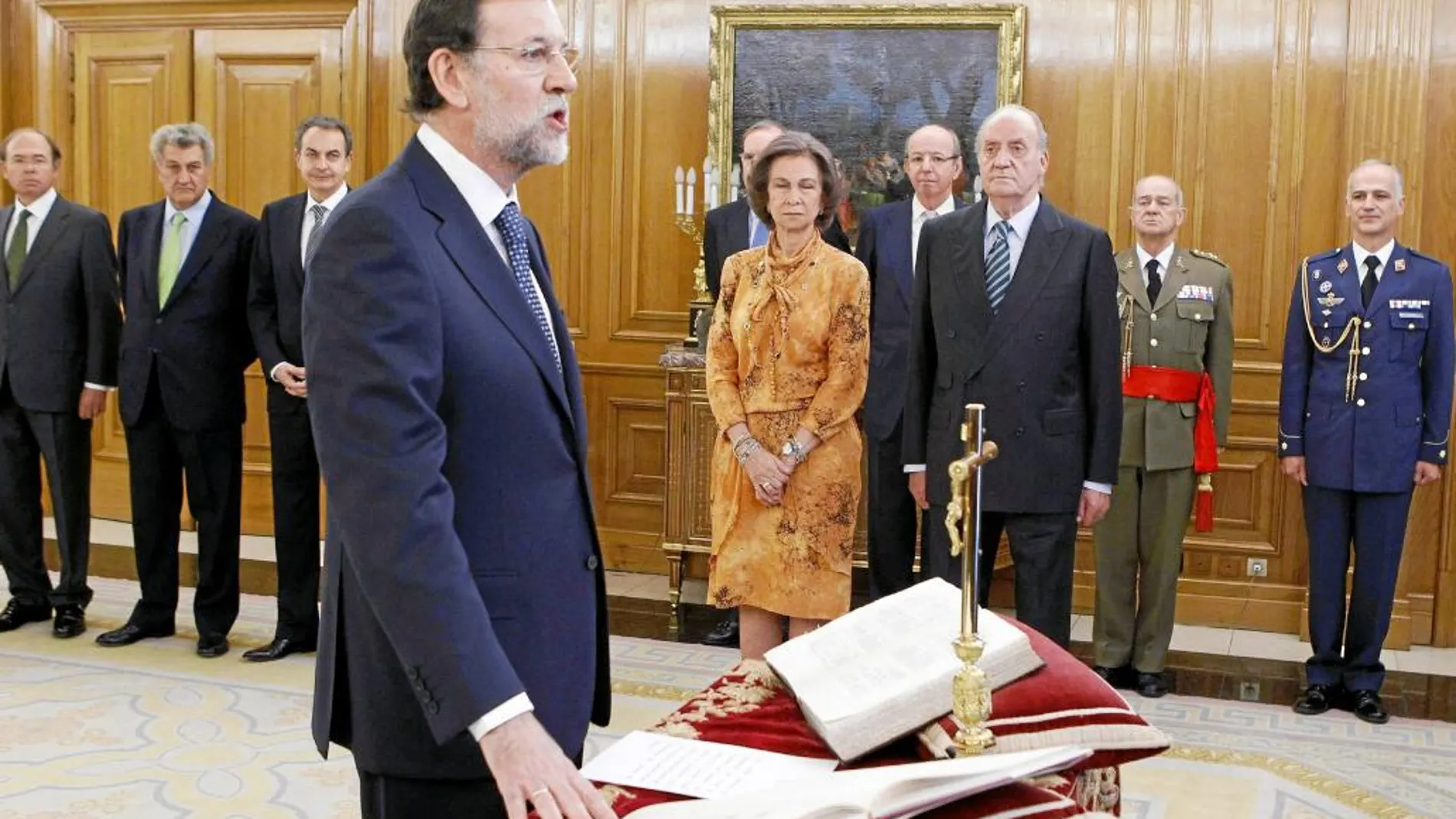 Rajoy jura su cargo en 2011, en la imagen de arriba, ante Juan Carlos I; y abajo, ayer, ante Felipe VI