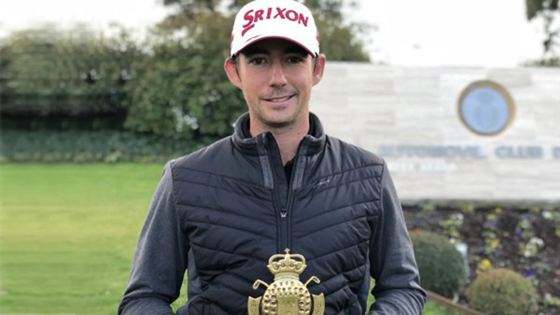 Javier Gallegos, con el trofeo