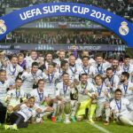 Jugadores del Real Madrid celebran con el trofeo después de vencer al Sevilla hoy, martes 9 de agosto de 2016, durante el partido por la Supercopa de Europa, en el estadio Lerkendal de Trondheim (Noruega).