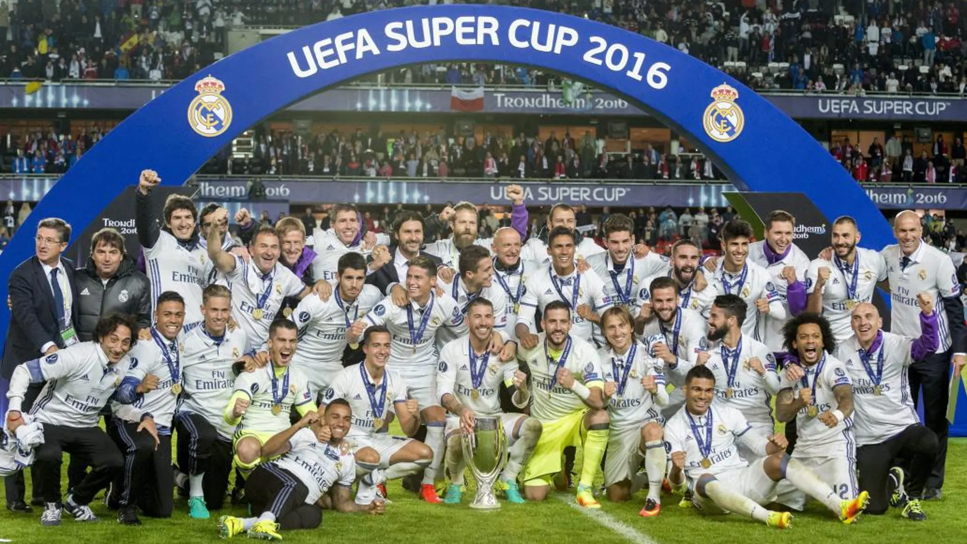 Jugadores del Real Madrid celebran con el trofeo después de vencer al Sevilla hoy, martes 9 de agosto de 2016, durante el partido por la Supercopa de Europa, en el estadio Lerkendal de Trondheim (Noruega).