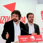 Garzón escucha atentamente la intervención de José Sarrión, líder de IU en Castilla y León