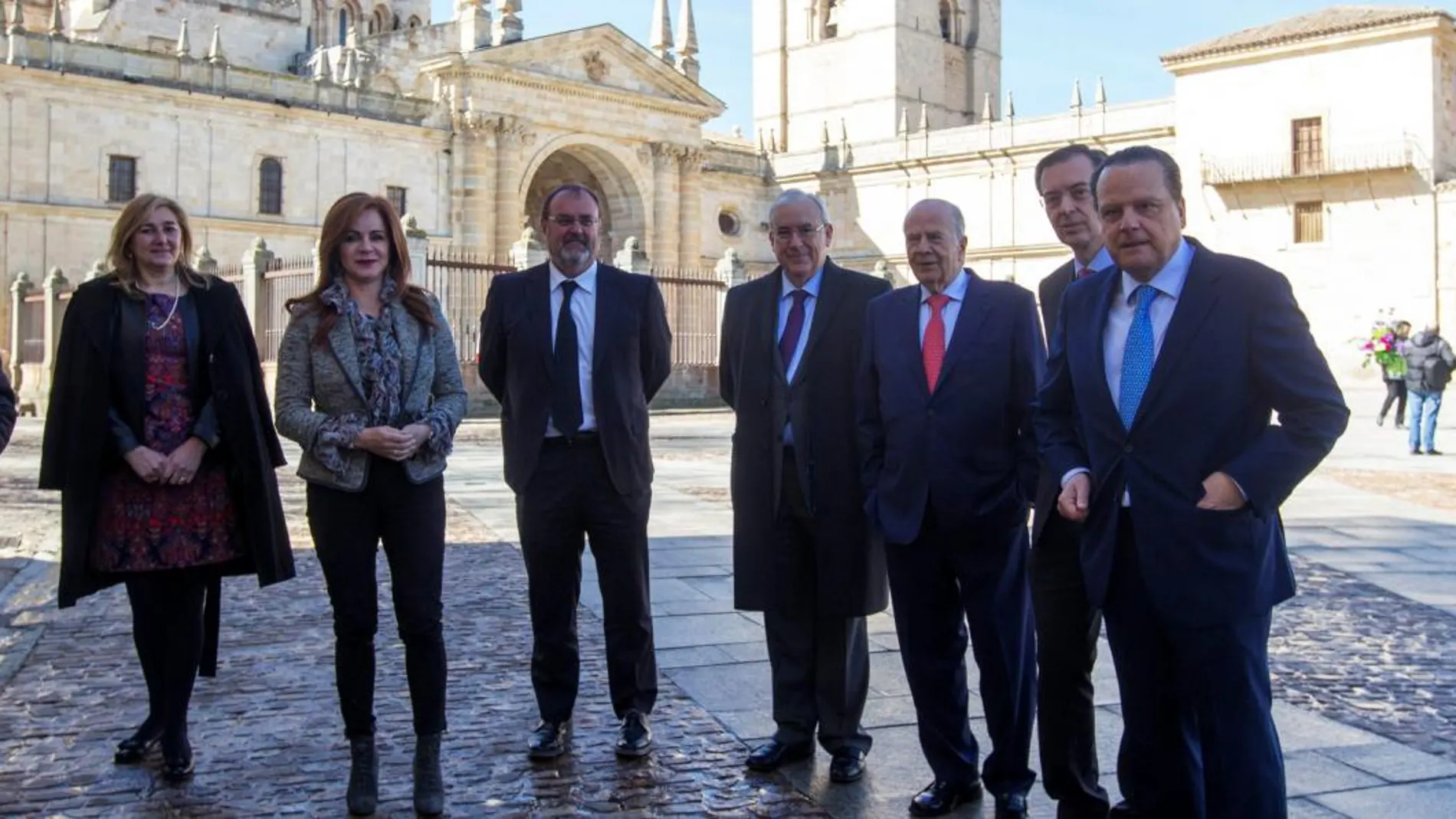 Silvia Clemente, junto a la concejal abulense, Silvia Arribas; el consejero Fernando Rey; el presidente del Consejo de Cuentas, Jesús Encabo; el procurador del Común, Javier Amoedo; y los presidentes del CES y del Consejo Consultivo, Germán Barrios, y Mario Amilivia, ayer en Zamora