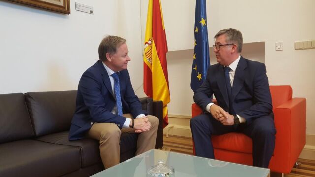 El delegado del Gobierno, Juan Carlos Moragues, junto al secretario de Estado de Educación, Marcial Marín