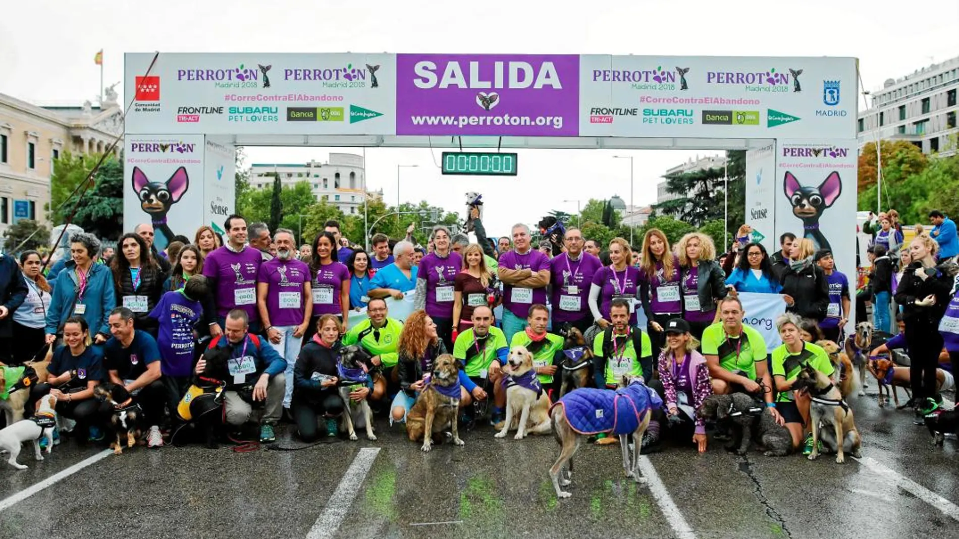 Este grupo es solo una pequeña muestra de las 4.500 personas que asistieron al acontecimiento canino más solidario del año