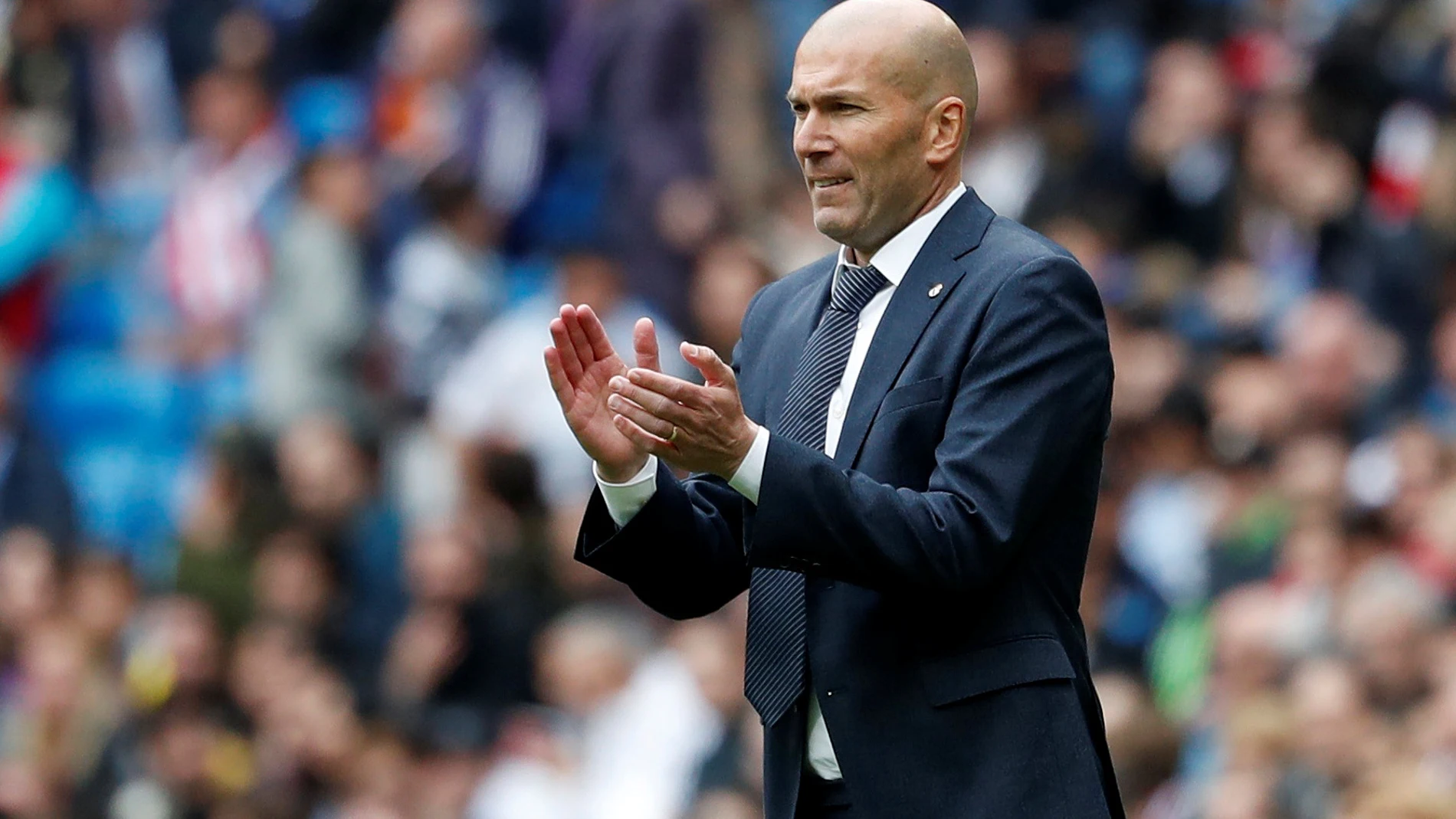 Zidane, aplaudiendo en un partido