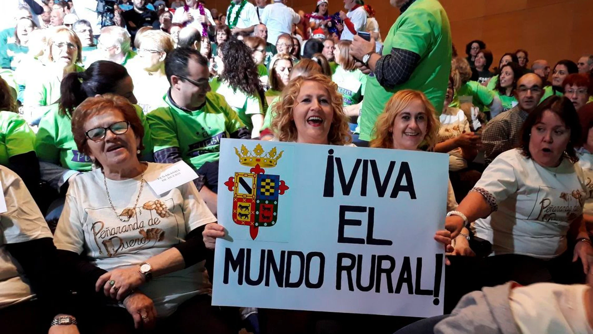 Varias vecinas de Peñaranda de Duero celebran la victoria y reivindican el medio rural