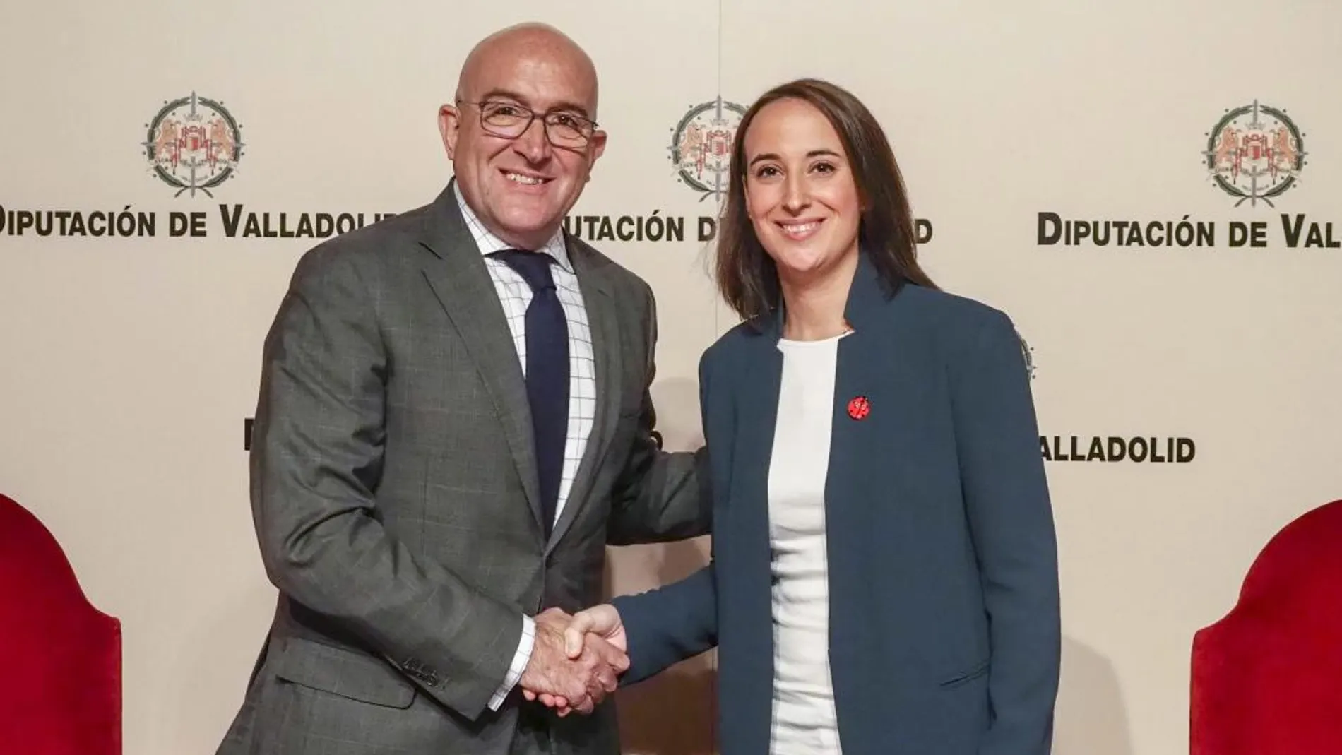 Jesús Julio Carnero y Pilar Vicente firman un acuerdo para aprobar el proyecto de los Presupuestos 2018