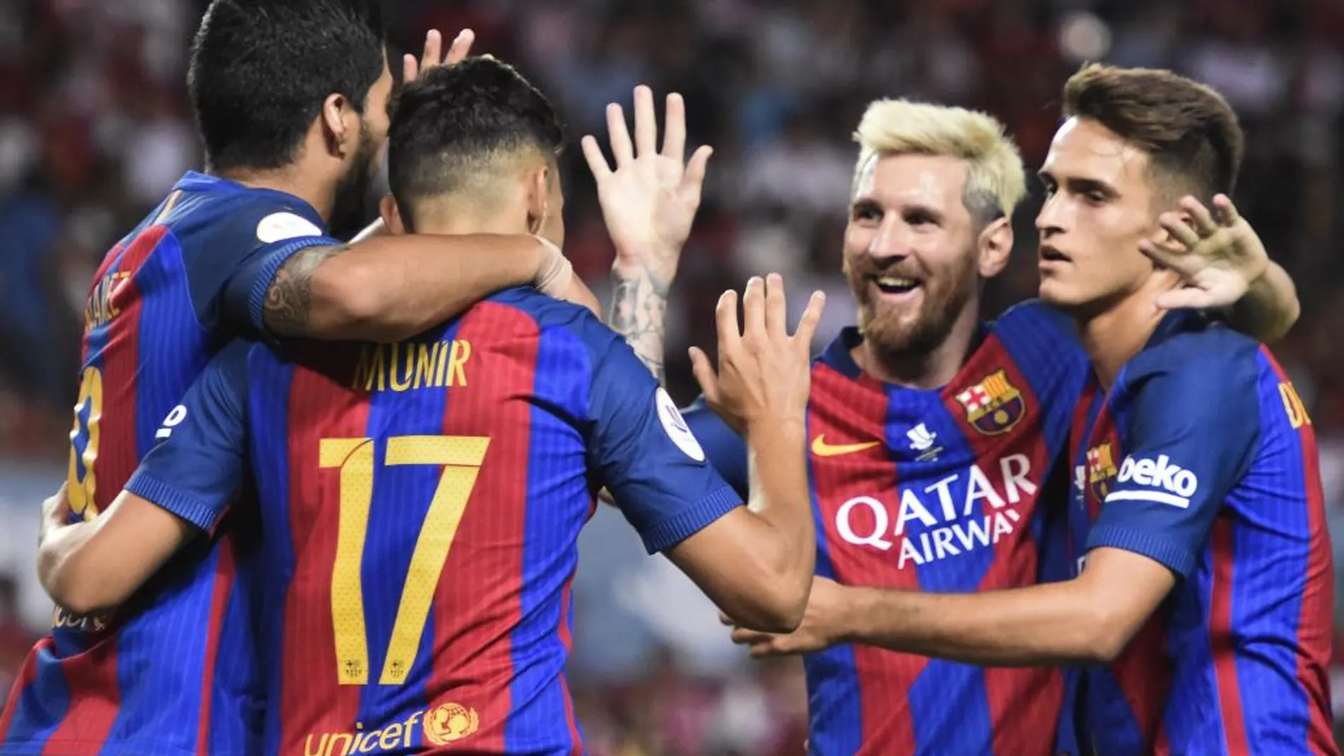 El delantero del FC Barcelona Munir El Haddadi (2i) celebra su gol, segundo del equipo frente al Sevilla FC, con sus compañeros