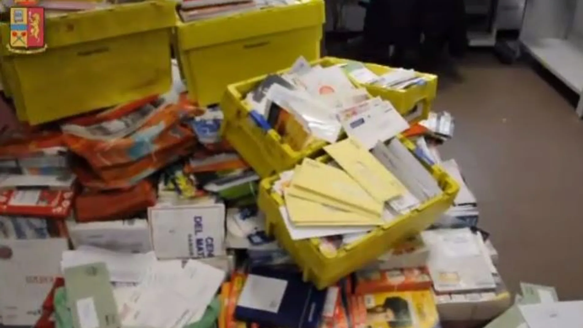 Detenido un cartero italiano por acumular en su garaje 572 kilos de correo sin entregar