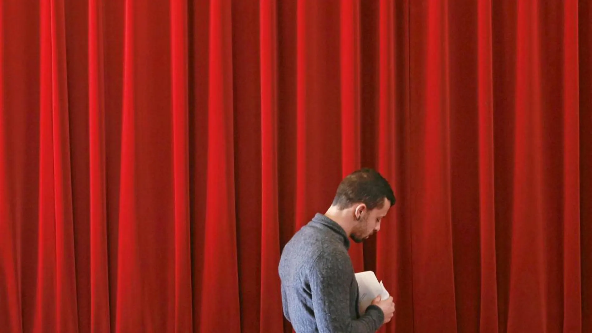 Un joven elige su papeleta en un colegio electoral en Gerona antes de la jornada de votación