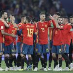Los jugadores de España celebran la clasificación para octavos tras el empate ante Marruecos. (AP Photo/Petr David Josek)