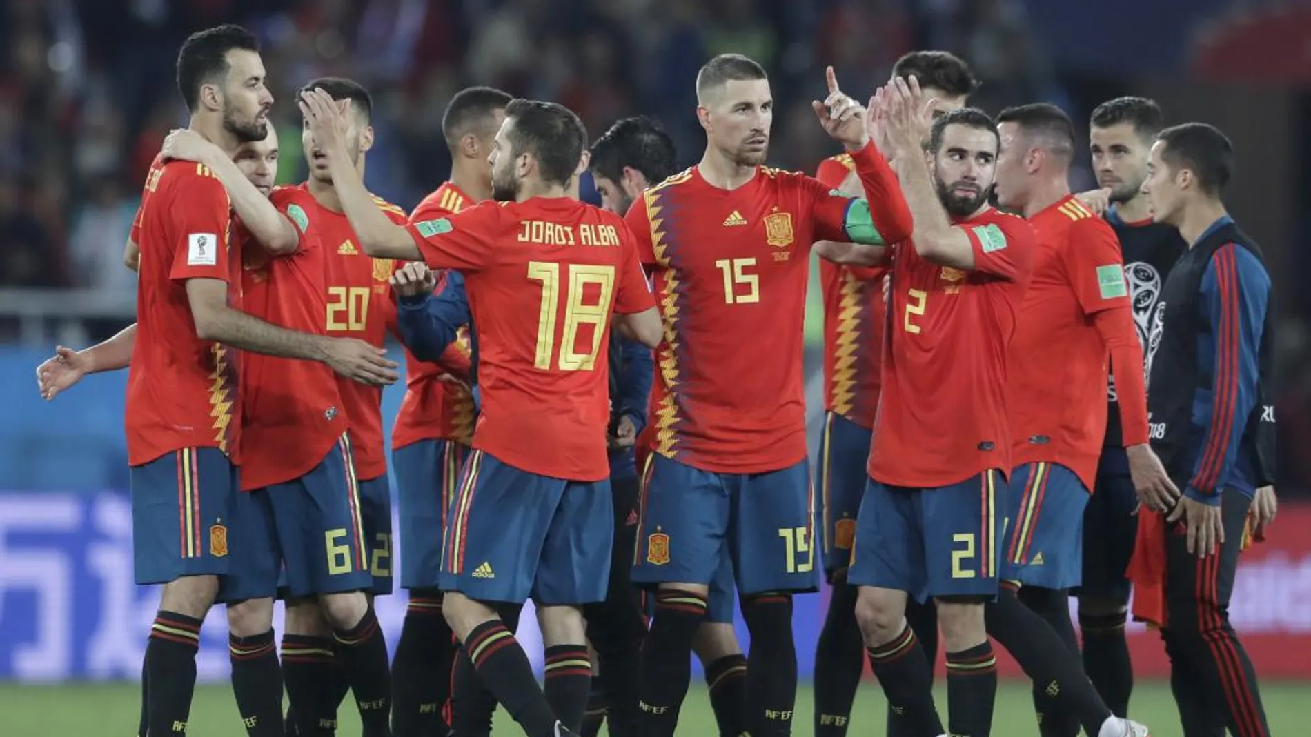 Los jugadores de España celebran la clasificación para octavos tras el empate ante Marruecos. (AP Photo/Petr David Josek)