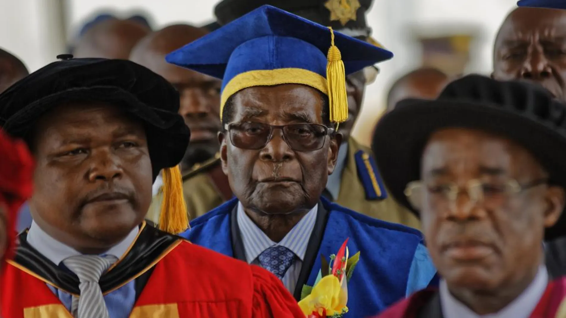 El presidente de Zimbabue Robert Mugabe, preside una ceremonia de graduación en la Universidad de Harare