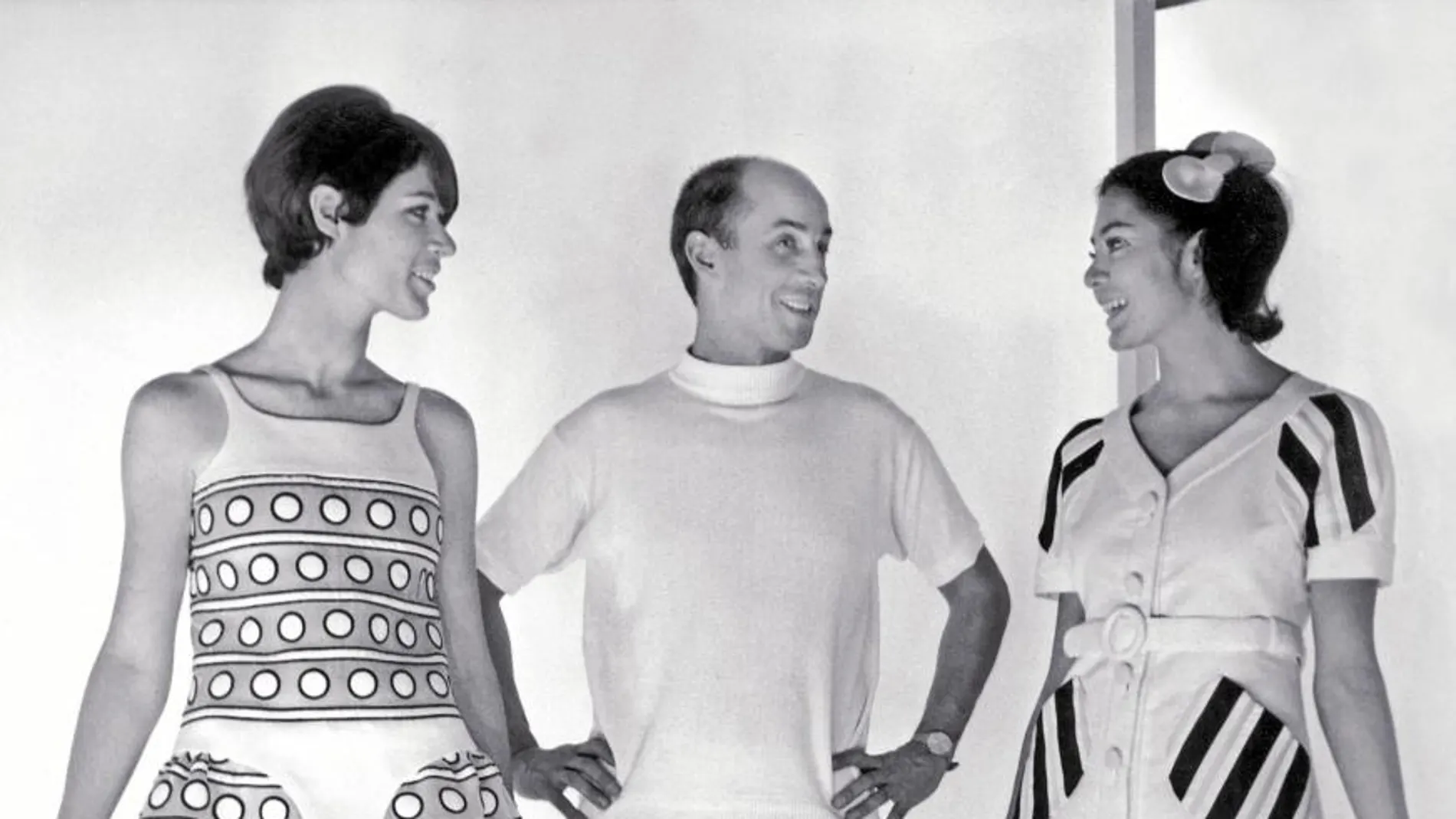 El diseñador André Courrèges junto a dos modelos que llevan sus creaciones