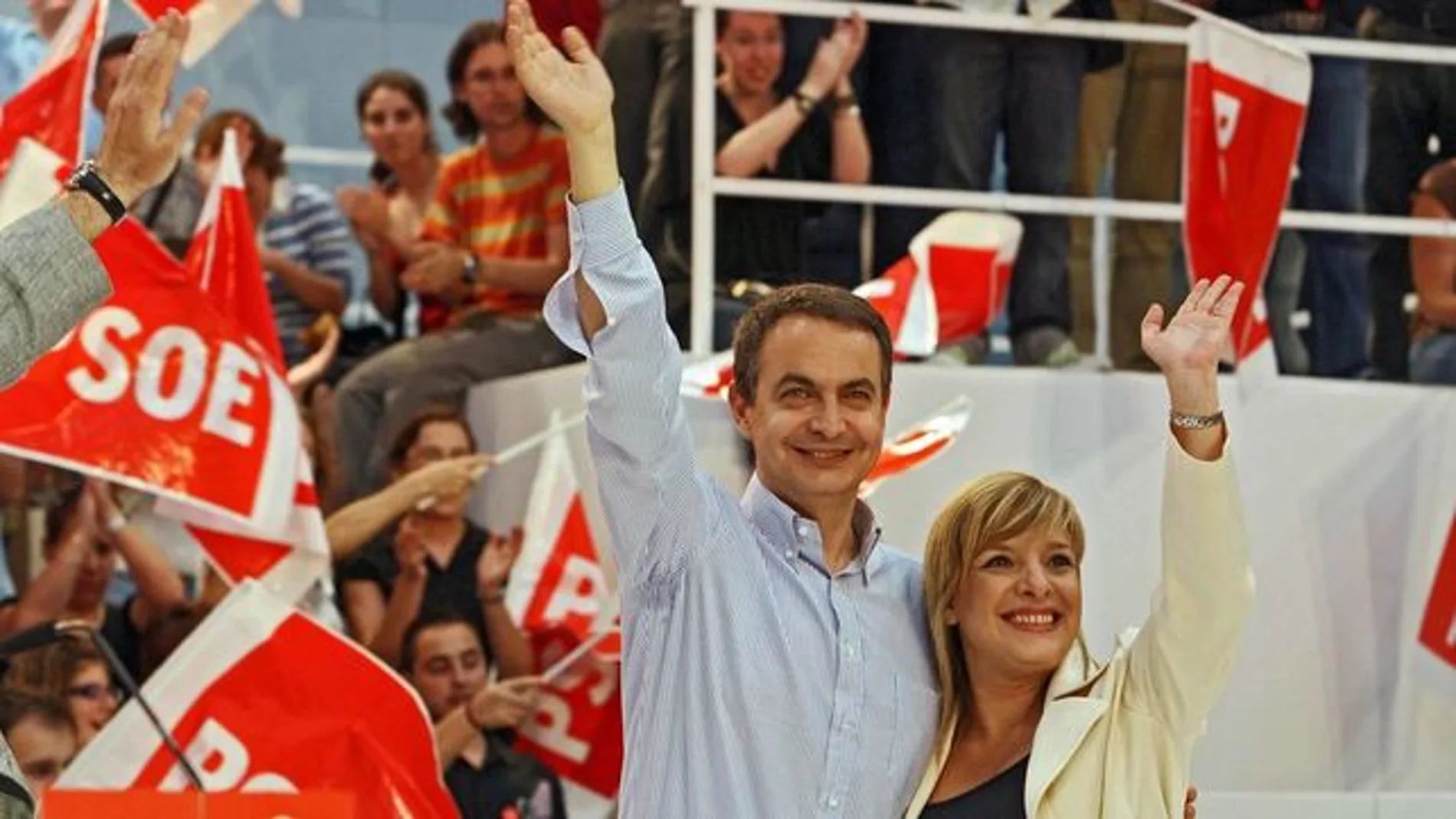 Etelvina Andreu con Rodríguez Zapatero durante un mitin en 2007 / Efe