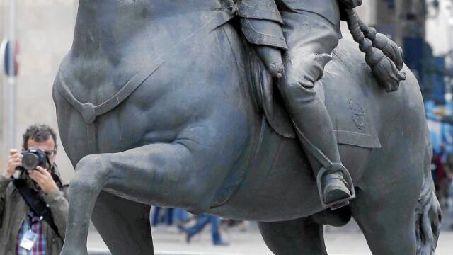 Sin cabeza. La estatua ecuestre de Franco (1963) se expuso esta semana en las calles de Barcelona dentro de la muestra «Franco, Victoria, República, impunidad y espacio público»