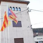 El alcalde de Gallifa colgó la bandera catalana y la independentista en los mástiles y puso un banderín con la enseña nacionalen la fachada del Consistorio