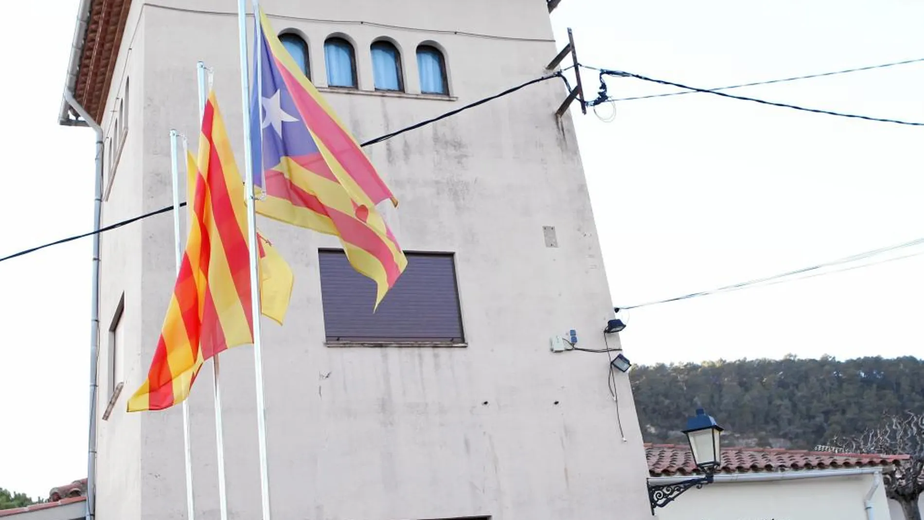 El alcalde de Gallifa colgó la bandera catalana y la independentista en los mástiles y puso un banderín con la enseña nacionalen la fachada del Consistorio