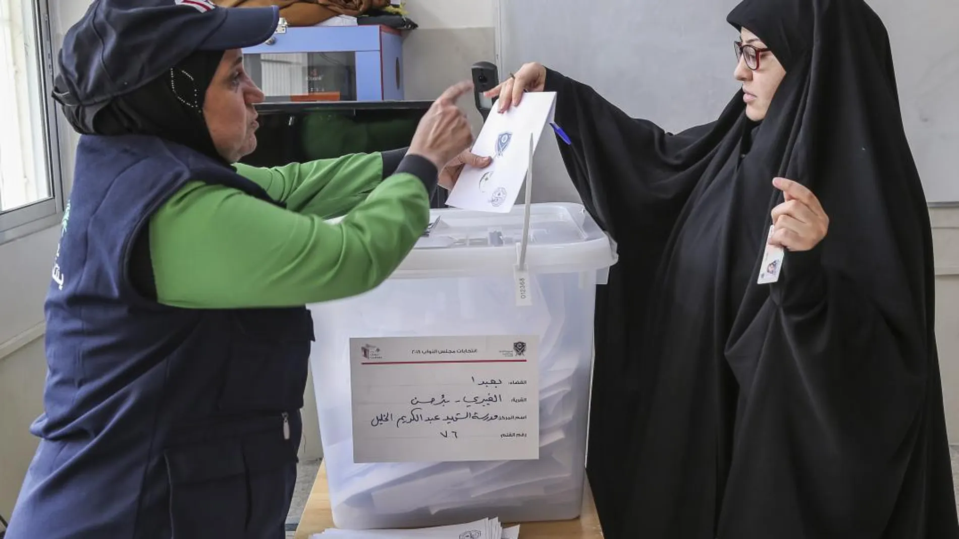 Una mujer vota en un colegio electoral en Baabda, al sur de Beirut/Foto: Efe