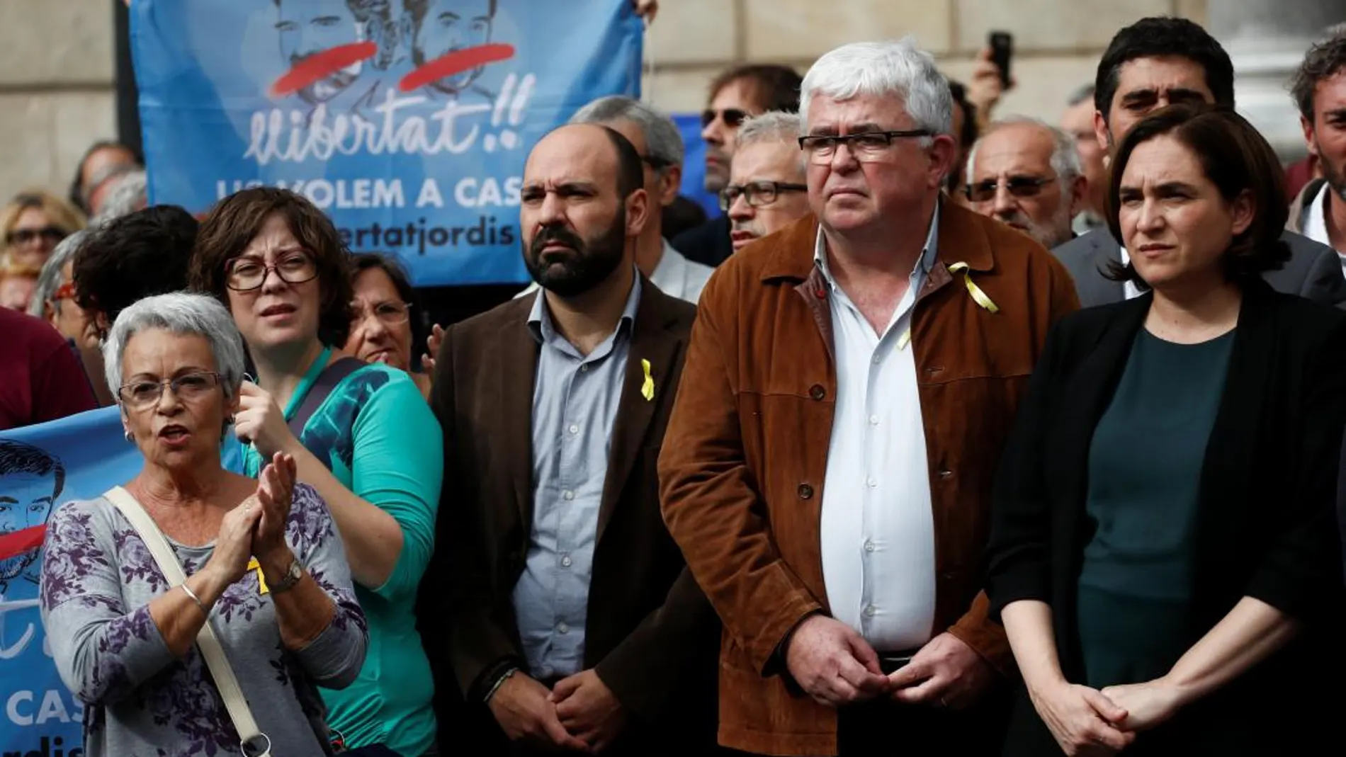 Agustí Alcoberro, junto a Ada Colau, en un acto para reclamar la liberación de los "Jordis"