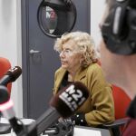La alcaldesa, Manuela Carmena en el estudio de la radio municipal M21 ubicado en el Palacio de Cibeles