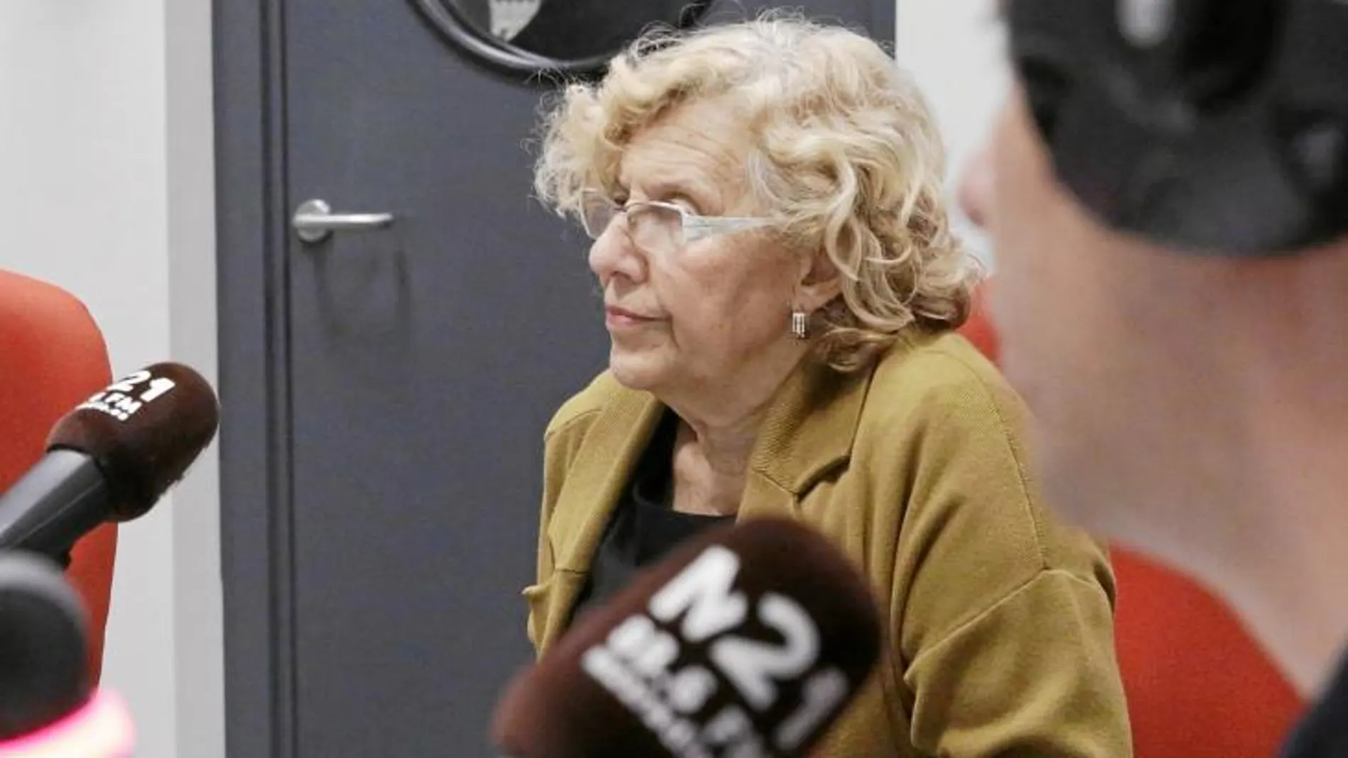La alcaldesa, Manuela Carmena en el estudio de la radio municipal M21 ubicado en el Palacio de Cibeles
