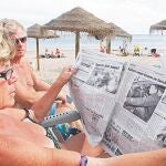 Alemanes, de vacaciones en la Costa del Sol, leen la prensa de su país