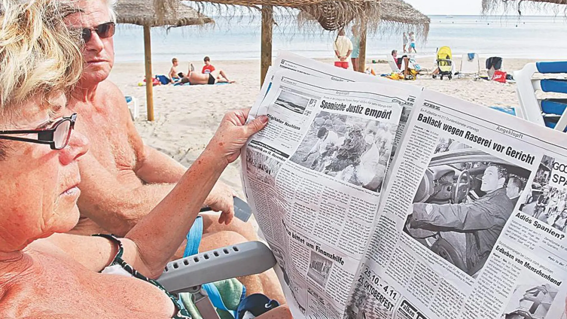 Alemanes, de vacaciones en la Costa del Sol, leen la prensa de su país