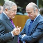 Luis de Guindos conversa con el director gerente del Mecanismo de Estabilidad, Klaus Regling, en el Ecofin de ayer, en Bruselas