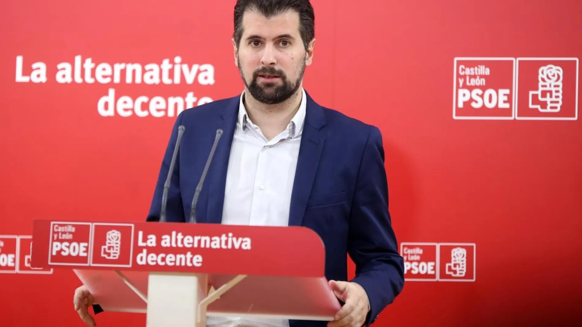 El socialista Luis Tudanca contesta a las preguntas de los periodistas, ayer en Valladolid