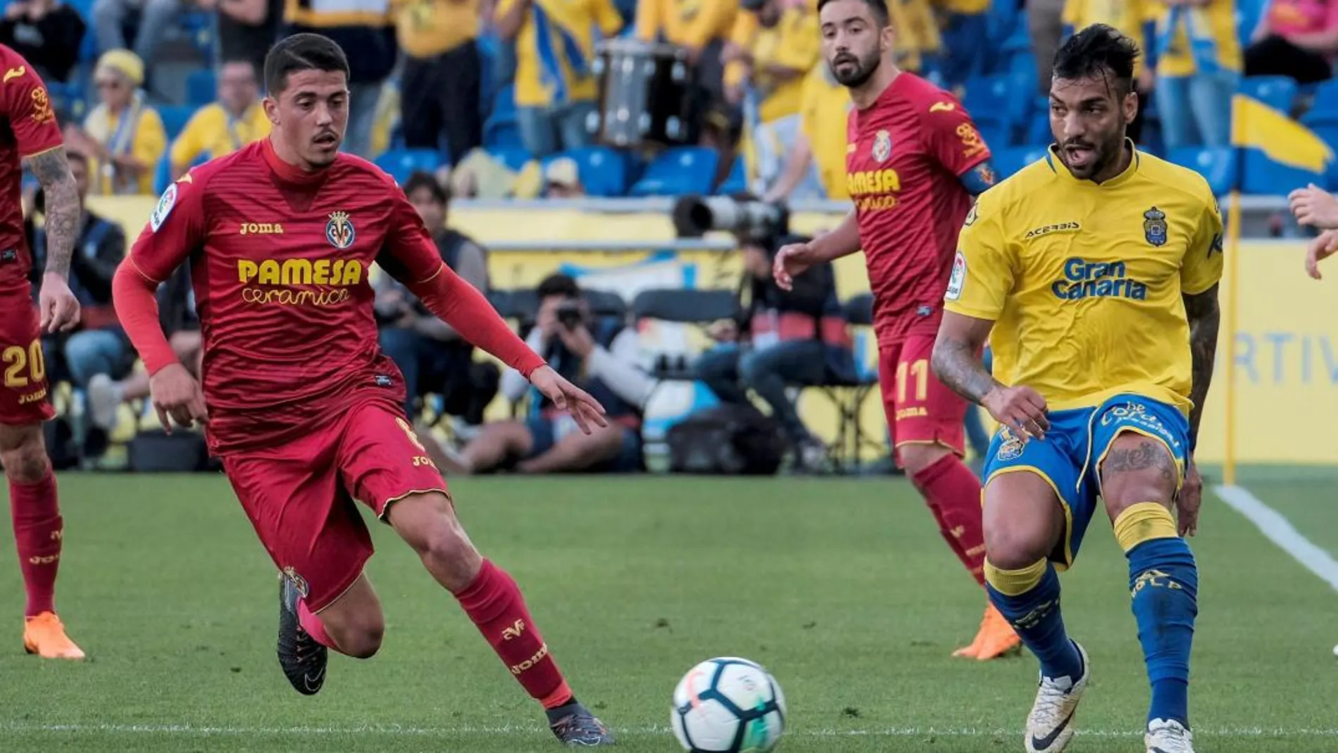El defensa brasileño de la UD Las Palmas Michel Macedo (d), pelea un balón con el centrocampista del Villarreal Pablo Fornals durante el partido contra la U.D. Las Palmas