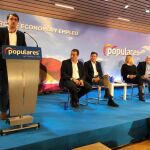 El presidente del PP, Alfonso Fernández Mañueco, durante su intervención en un acto en el que estuvo acompañado por Salvador Cruz, Carlos Fernández Carriedo, Pilar del Olmo y Jesús Julio Carnero