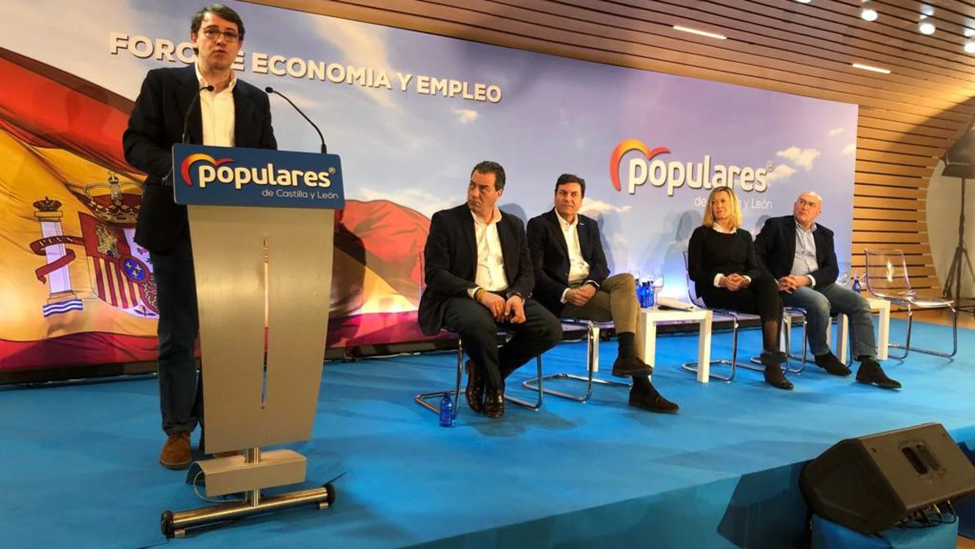 El presidente del PP, Alfonso Fernández Mañueco, durante su intervención en un acto en el que estuvo acompañado por Salvador Cruz, Carlos Fernández Carriedo, Pilar del Olmo y Jesús Julio Carnero