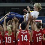 Marina Maljkovic es manteada por sus jugadoras tras lograr el bronce en baloncesto
