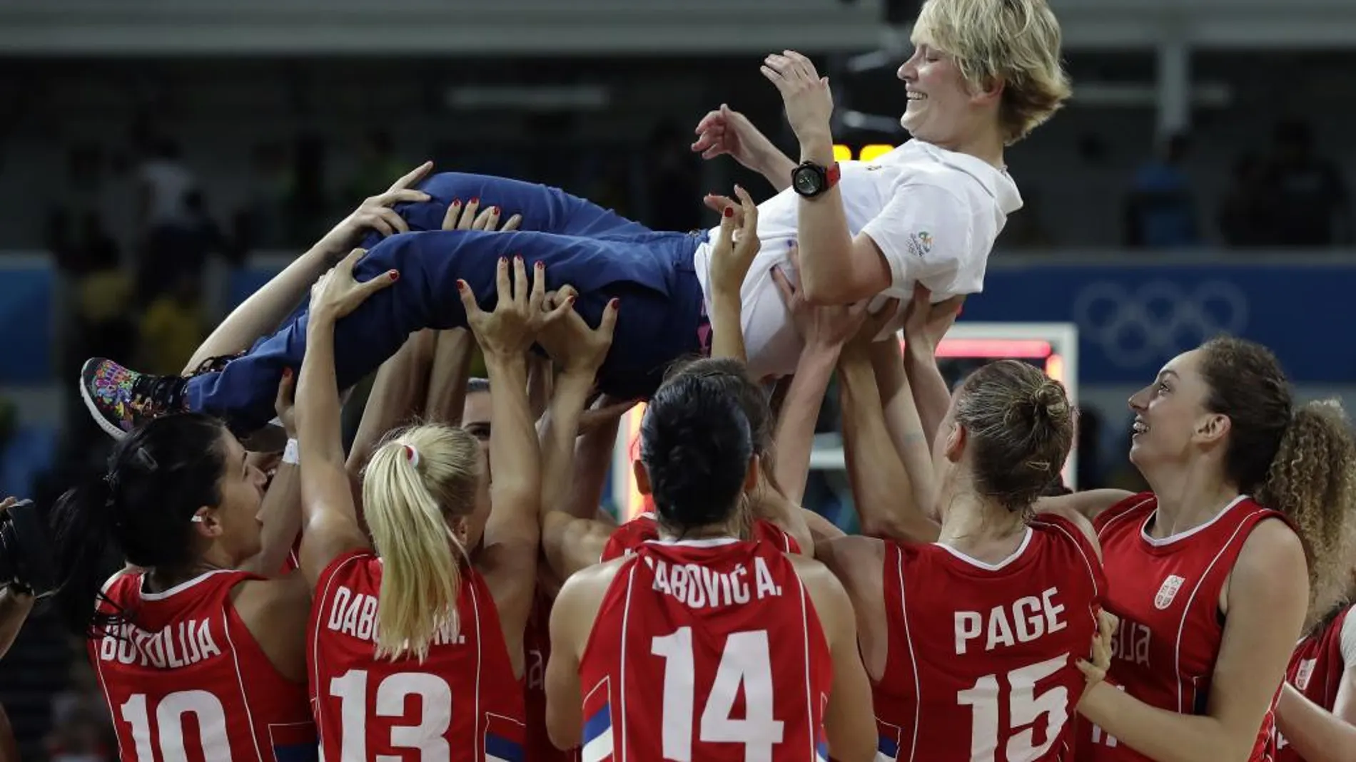 Marina Maljkovic es manteada por sus jugadoras tras lograr el bronce en baloncesto