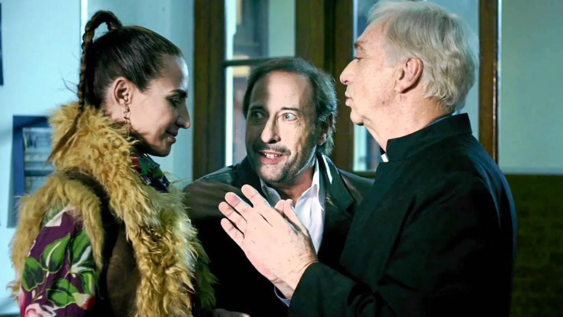 Hugo Bermúdez, interpretado por Guillermo Francella, junto al Padre Francisco (Luis Brandoni) y una de las actrices episódicas de la serie