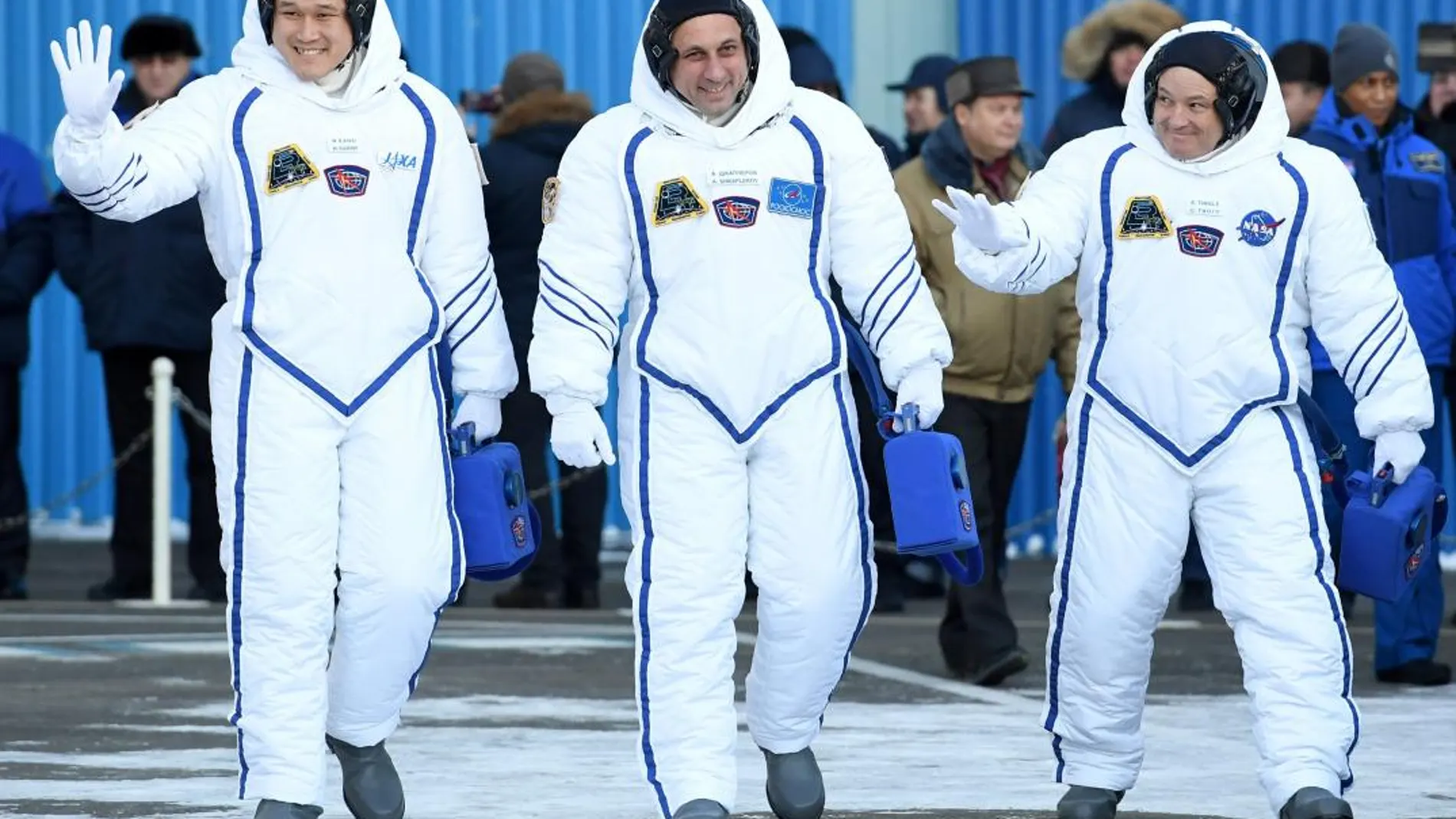 El astronauta japonés Norishige Kanai (JAXA), el cosmonauta ruso Anton Shkaplerov (Roscosmos) y el astronauta estadounidense Scott Tingle (NASA)