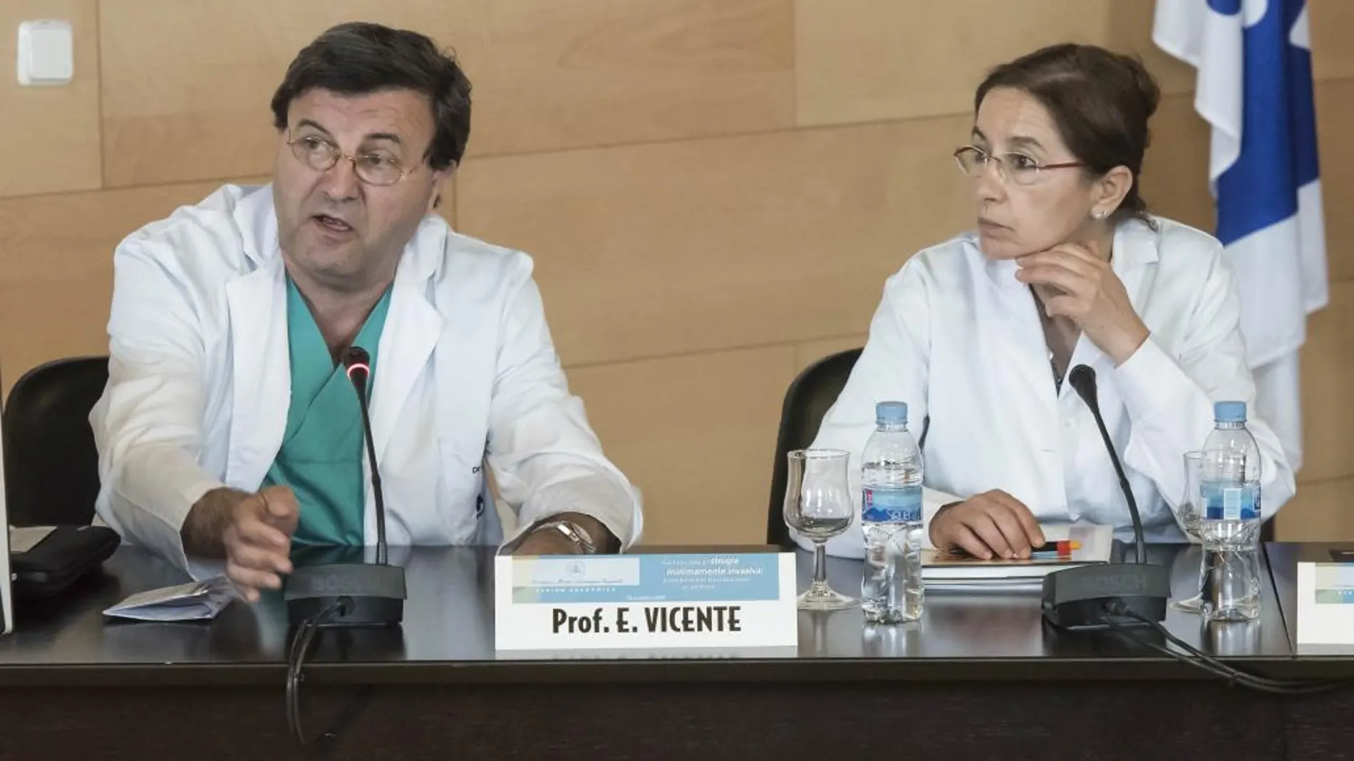 Los doctores Emilio Vicente y Yolanda Quijano, responsables de la intervención.