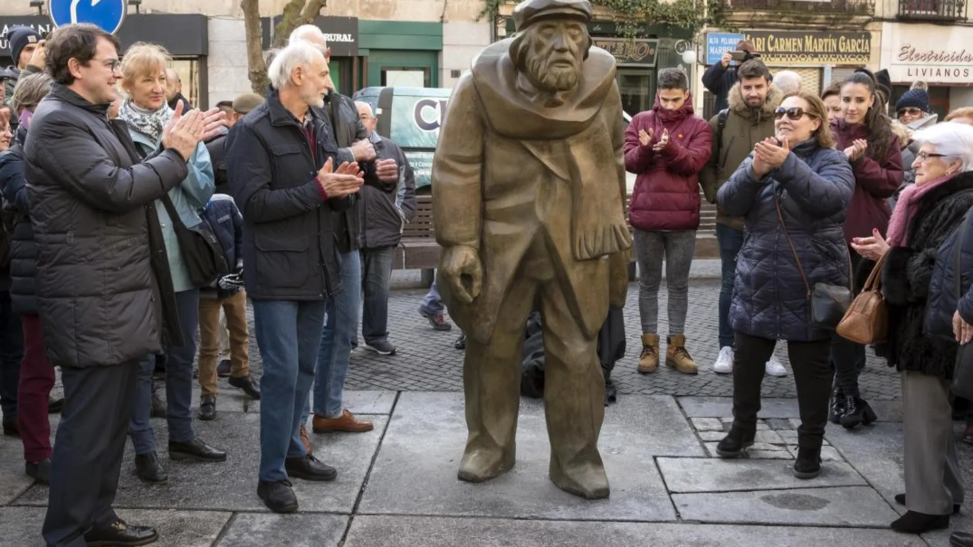Alfonso Fernández Mañueco y familiares del poeta y de Agustín Casillas junto a la escultura