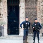 La Policía francesa a las puertas de la catedral de Notre Dame