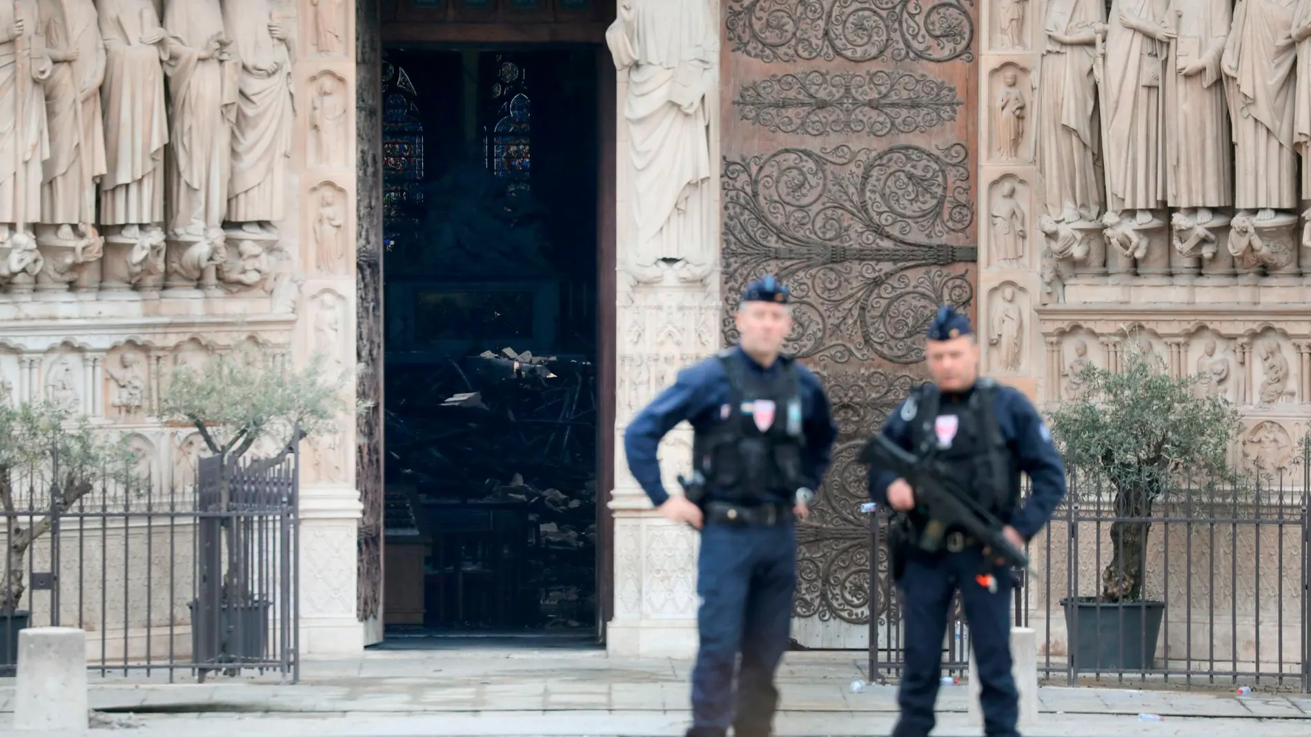 La Policía francesa a las puertas de la catedral de Notre Dame