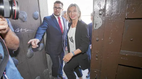 La consejera Alicia García llega al acto de constitución de la Cámara junto al nuevo presidente, Rodrigo Martín