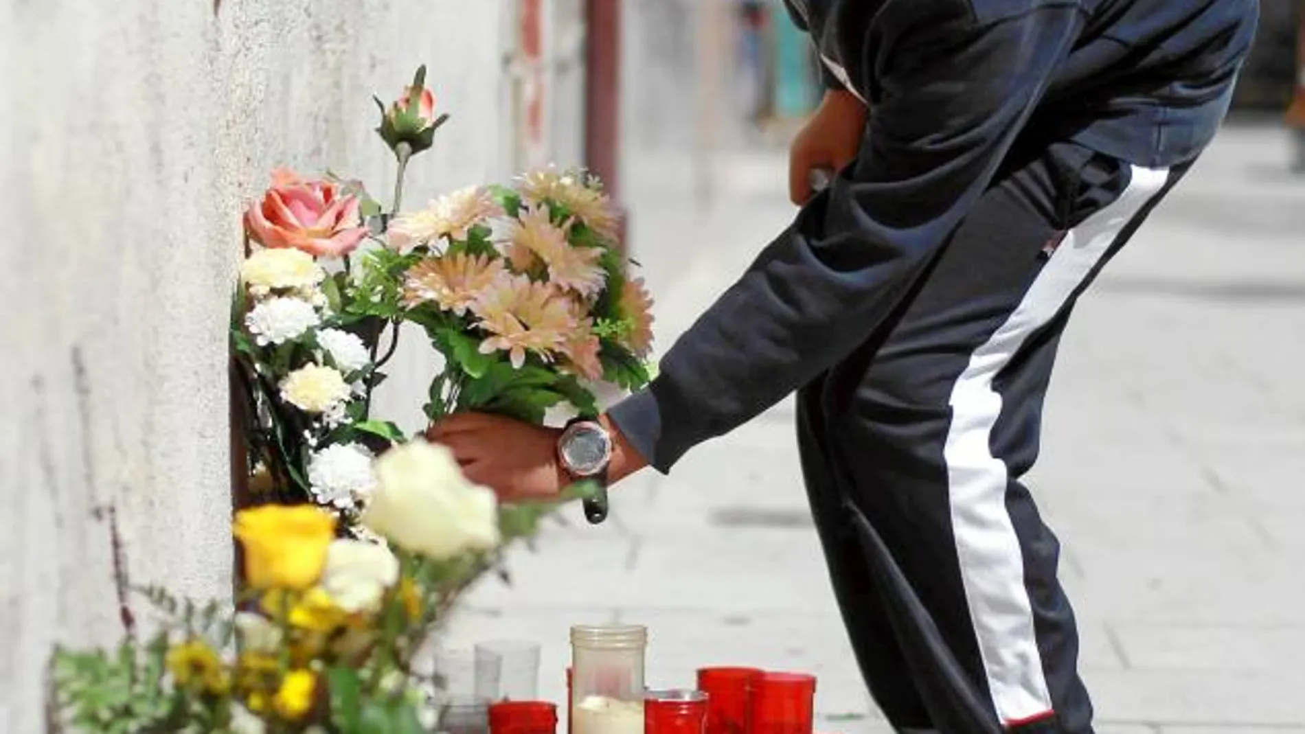 Los vecinos improvisaron un altar en el número 1 de la plaza Pastrana